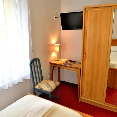 Hotel Logis - & Restaurant Le Grand Terre Chartronges